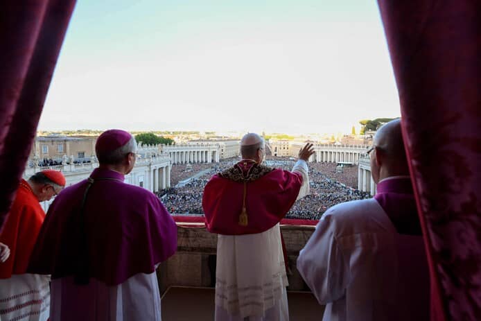 🇻🇦 “Que la paix soit avec vous tous” : la première apparition du pape Léon XIV 1 🇻🇦 “Que la paix soit avec vous tous” : la première apparition du pape Léon XIV