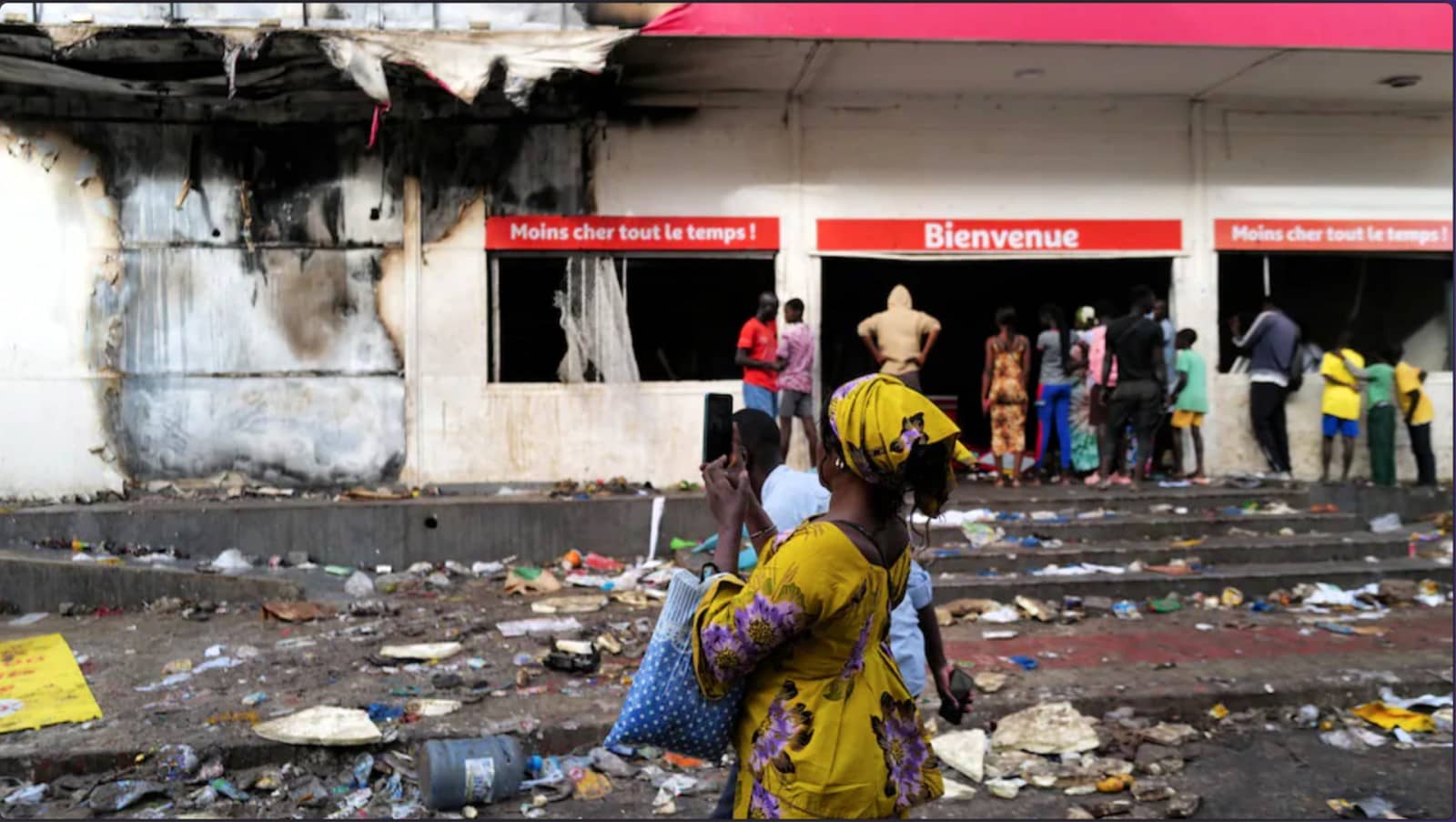 🇸🇳 Les emplois de 300 personnes menacés suite aux pillages des magasins Auchan 1 🇸🇳 Les emplois de 300 personnes menacés suite aux pillages des magasins Auchan