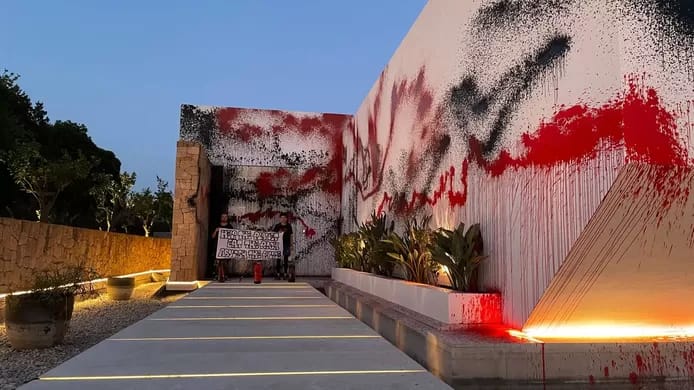 🇪🇸 Des militants écologistes vandalisent une maison appartenant à Lionel Messi à Ibiza 1 🇪🇸 Des militants écologistes vandalisent une maison appartenant à Lionel Messi à Ibiza