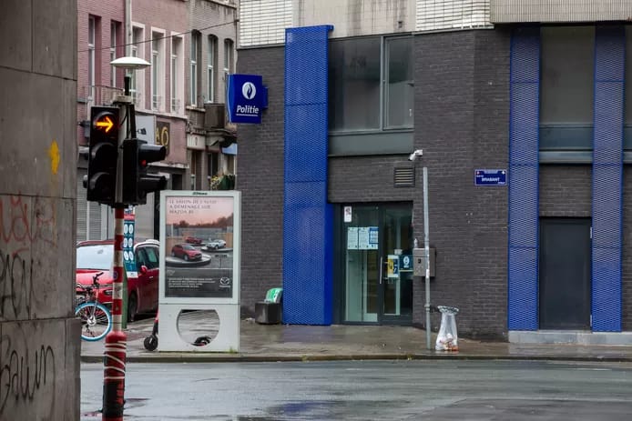 🇧🇪 Une femme avec une “ceinture explosive” se rend au commissariat de police de Schaerbeek puis prend la fuite 1 🇧🇪 Une femme avec une “ceinture explosive” se rend au commissariat de police de Schaerbeek puis prend la fuite