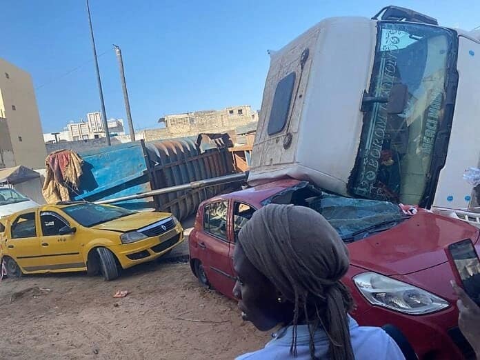 🇸🇳 Accident à la Cité Douane (Dakar) : Un camion à benne se renverse sur deux véhicules (photos) 1 🇸🇳 Accident à la Cité Douane (Dakar) : Un camion à benne se renverse sur deux véhicules (photos)