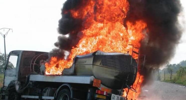 🇸🇳 Incendie d’un camion à Cambérène : les causes encore inconnues 1 🇸🇳 Incendie d’un camion à Cambérène : les causes encore inconnues