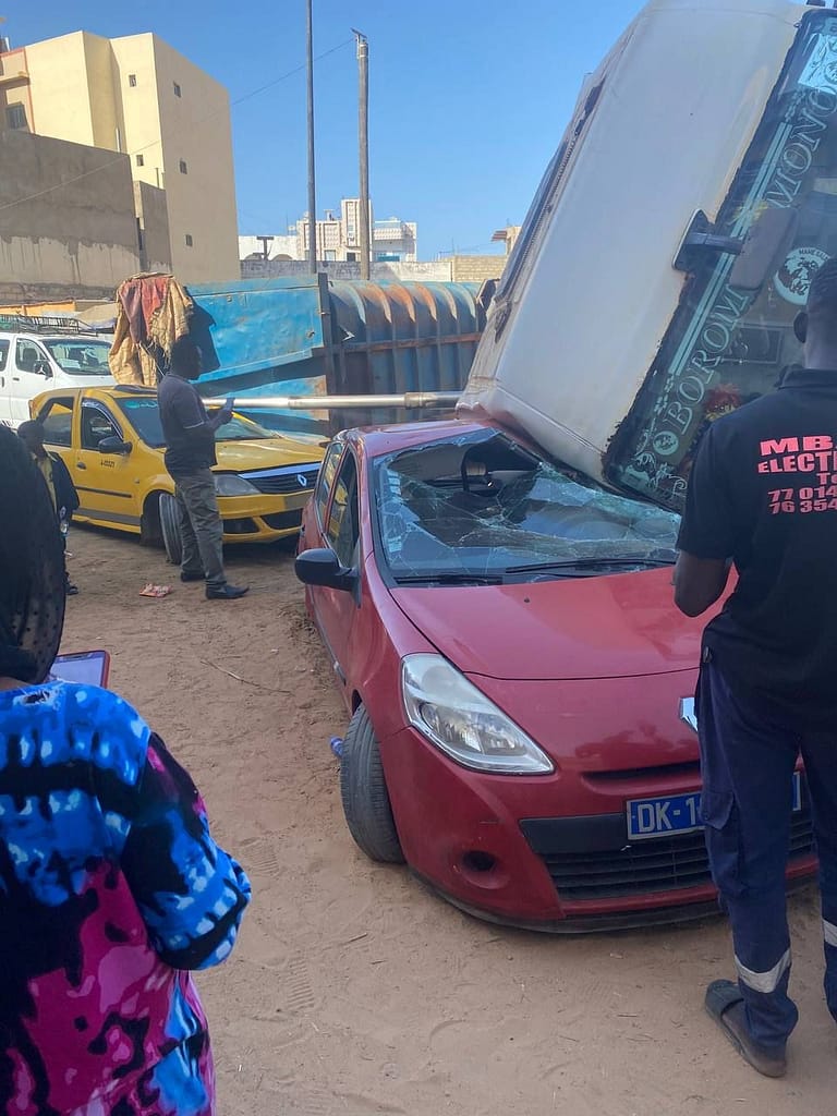 🇸🇳 Accident à la Cité Douane (Dakar) : Un camion à benne se renverse sur deux véhicules (photos) 2 image 305