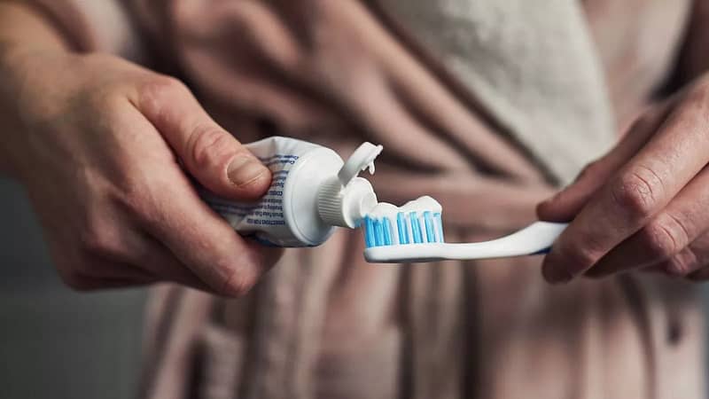 🦷 Un dentiste explique deux erreurs courantes lors du brossage qui jaunissent les dents