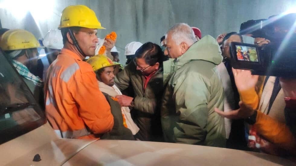 🇮🇳 Inde: les 41 ouvriers coincés dans un tunnel sont évacués après 17 jours sous terre 1 🇮🇳 Inde: les 41 ouvriers coincés dans un tunnel sont évacués après 17 jours sous terre