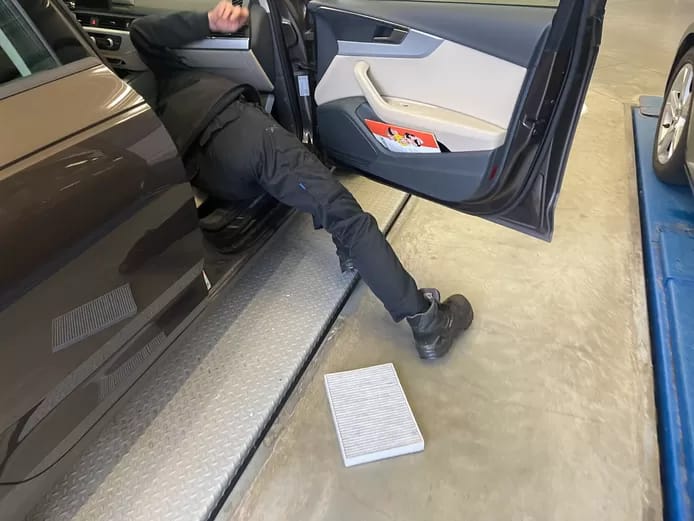 🇧🇪 Elle demande une simple vidange de sa voiture et reçoit une facture de 572 euros: “Ils ont même remplacé la pile de ma clé” 4 image 211