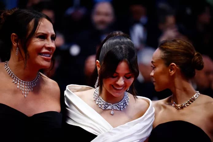 👥 Selena Gomez huée sur le tapis rouge de Cannes 2 telecharger 28