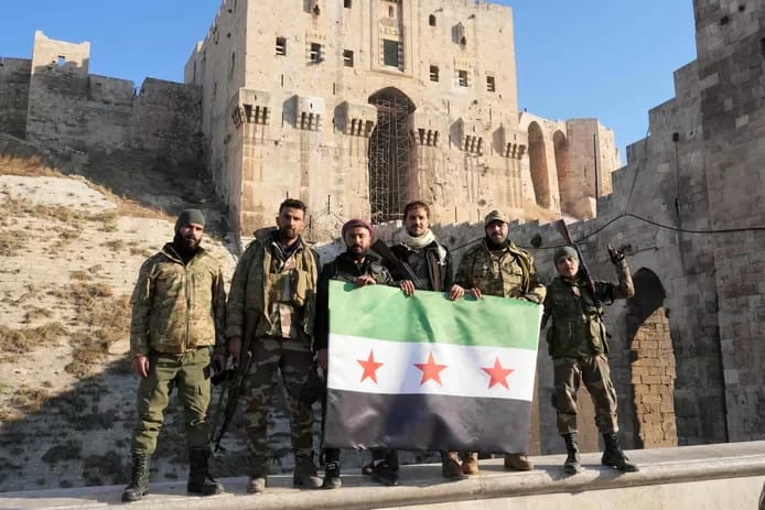 🇸🇾 Offensive éclair en Syrie : jihadistes et rebelles s'emparent de la majeure partie d'Alep 2 image 381
