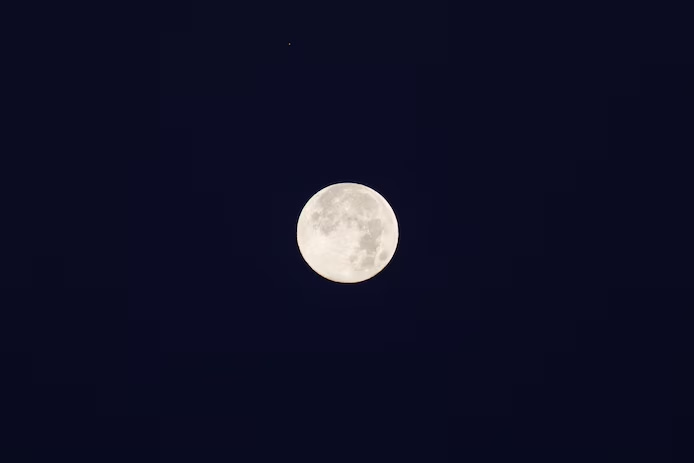 🌕 Les splendides images de la “pleine lune du loup” à travers le monde 7 image 302