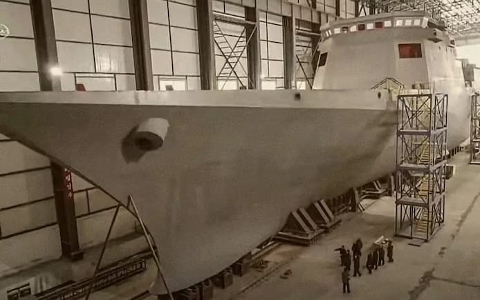 🇰🇵 100 mètres de long et 3.600 tonnes: Kim Jong-un dévoile le plus grand destroyer jamais construit en Corée du Nord 3 image 26